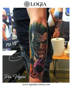 Tatuaje brazo Joker - Logia Barcelona Pia Vegas 